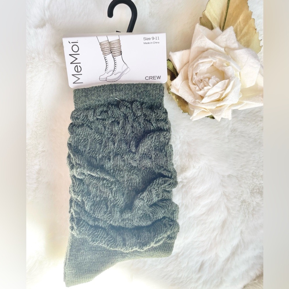 New with tags MeMoi Forest Green SCRUNCH CREW SOCKS. Size 9-11 PERFECT FOR FALL